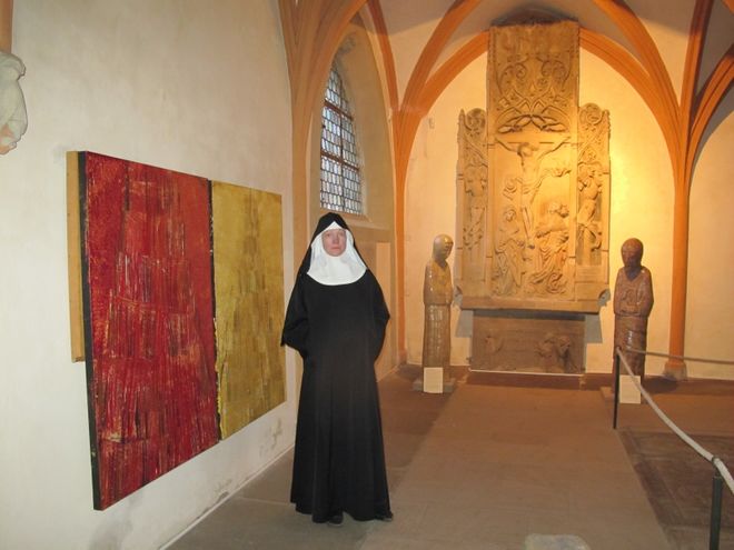 Sr. Christophora Janssen bei der Ausstellungseröffnung "Zwischen Erde und Himmel" am 14. Juni 2013 in Fritzlar